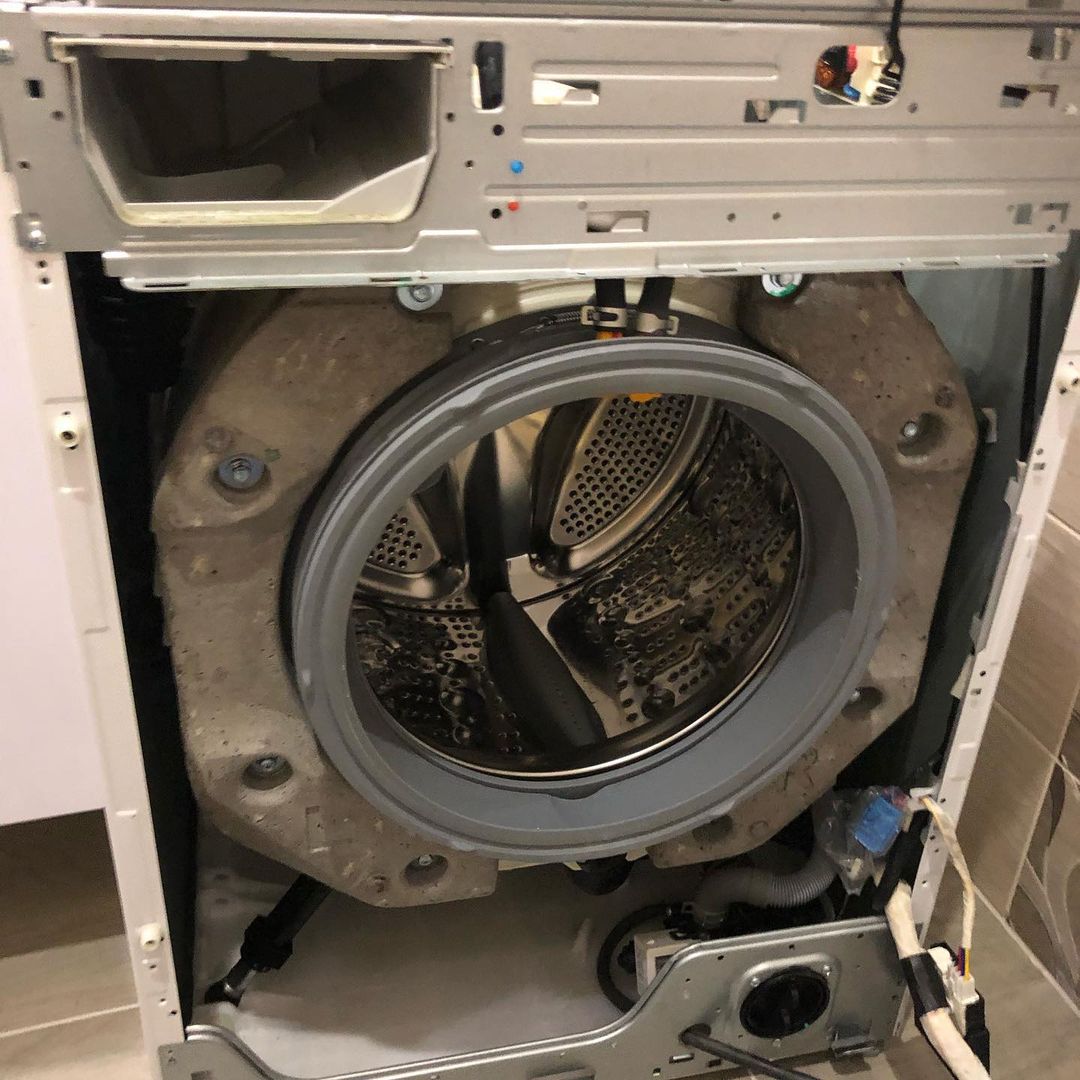 Где располагается помпа стиральной машины?